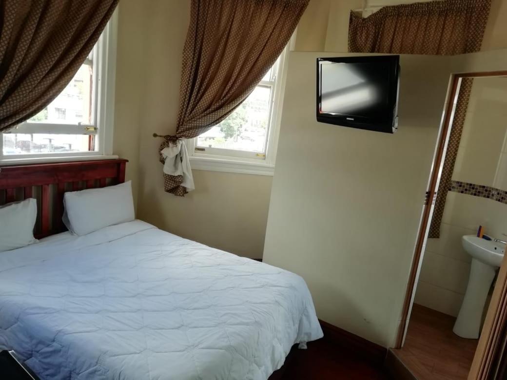 Victoria Hotel Pretoria-Noord Exteriör bild