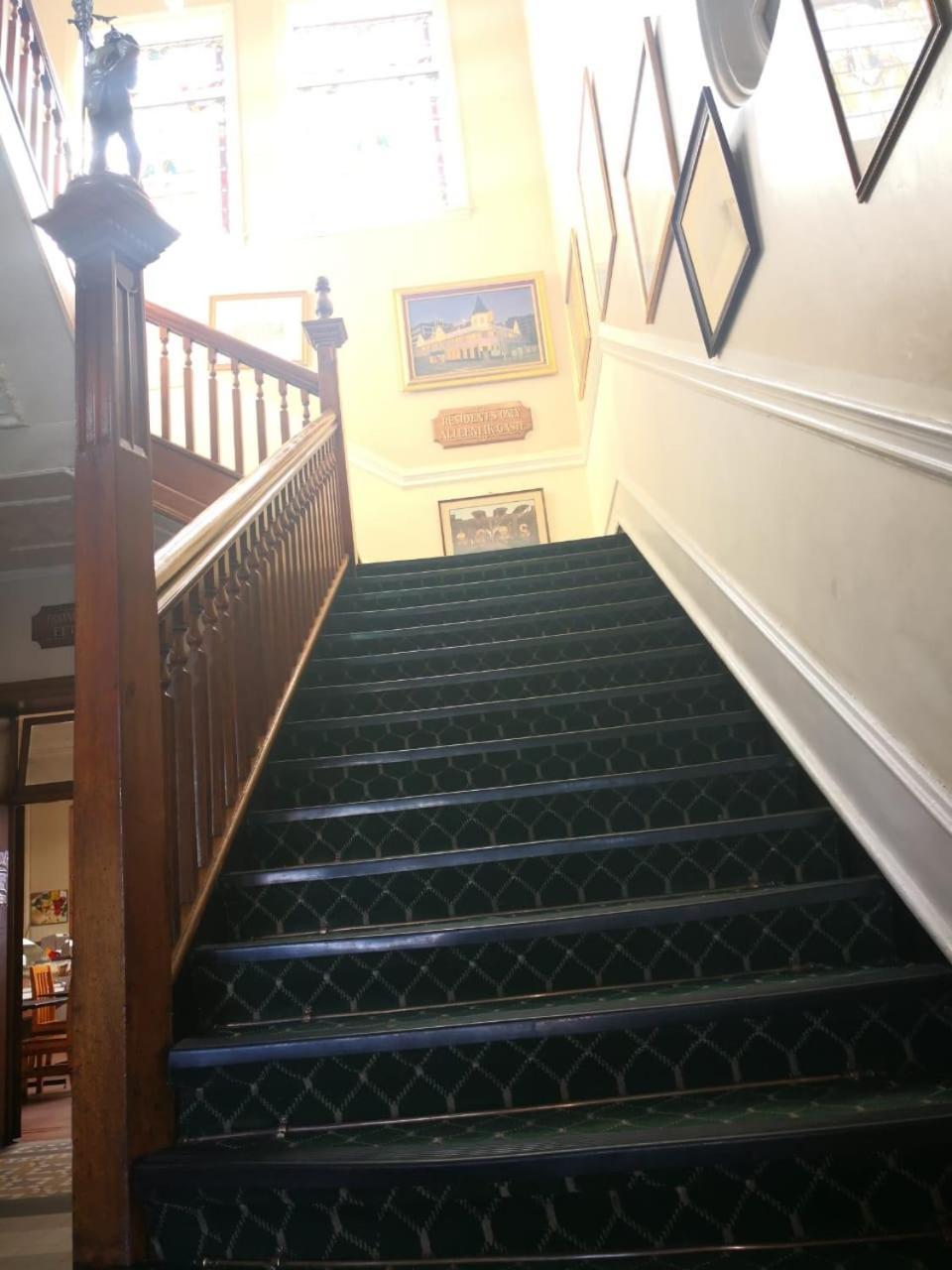 Victoria Hotel Pretoria-Noord Exteriör bild